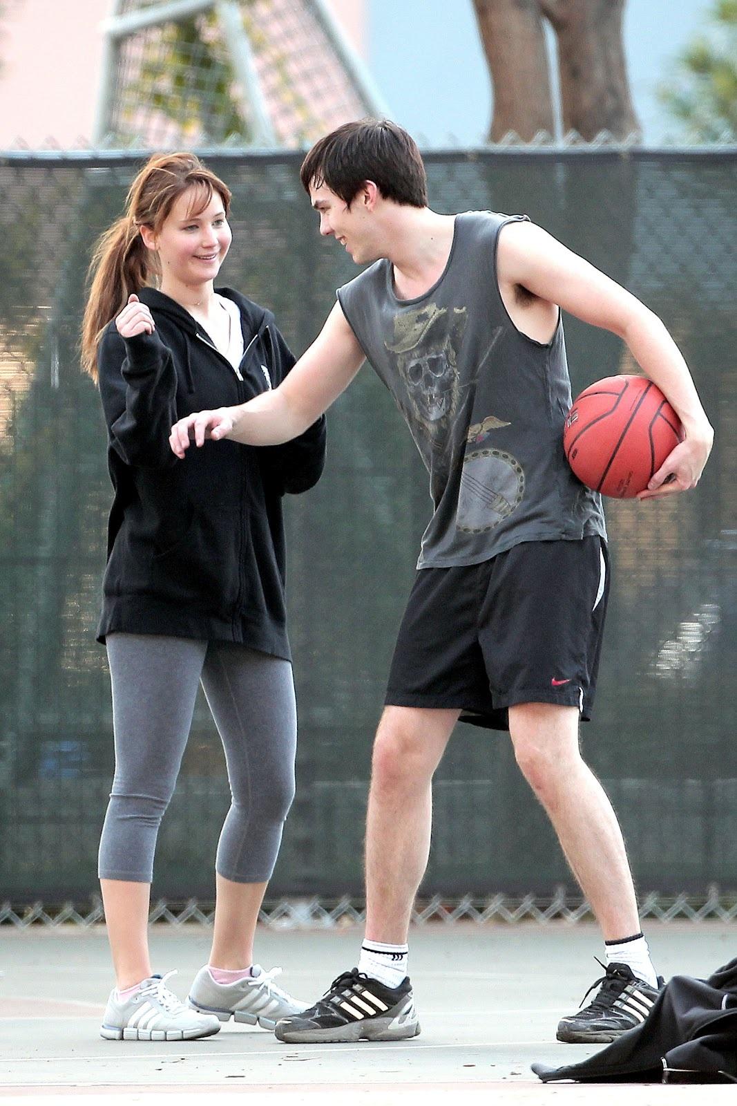 Aktoriai N. Hoult ir J. Lawrence žaidžia krepšinį