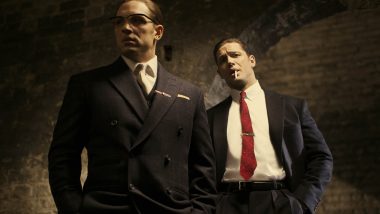 Kriminalinio trilerio „Legenda“ kostiumų dizainerė papasakojo apie išskirtinius Tomą Hardy ir jo nuotaką papuošusius drabužius (1)