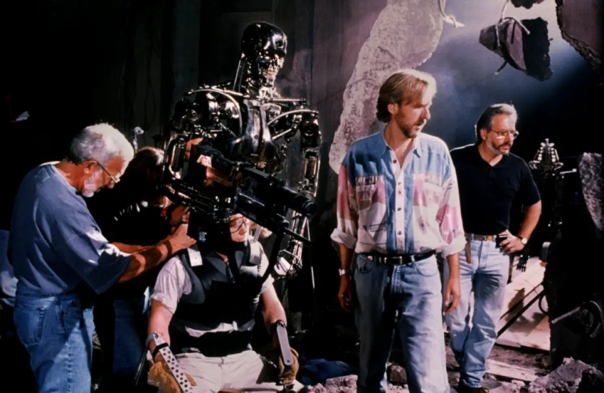 Jamesas Cameronas 1984 m. savo naktinio košmaro, pirmosios „Terminatoriaus“ dalies,  filmavimo aikštelėje